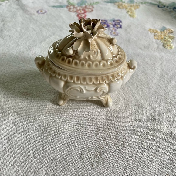 Vintage Bassano Porcelain Footed Trinket Box. 4"Wide x 2" Tall. Made in Italy - Picture 1 of 16